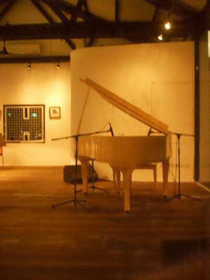 Who doesn't love white piano?